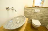 Badezimmer mit Waschbecken aus Naturstein