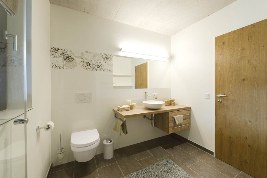 Waschtisch und Toilette