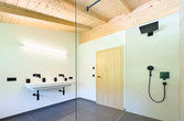 Bodenebene Dusche und Doppelwaschtisch 