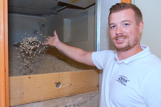Geschäftsführer Reinhard Kittenberger neben Pelletslager, Installateur Etsdorf-Grafenegg, Denk Bad und Heizung Geschäftsführer Reinhard Kittenberger neben Pelletslager, Installateur Etsdorf-Grafenegg, Denk Bad und Heizung