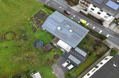 Das Hausdach mit thermischer Solaranlage und PV-Modulen