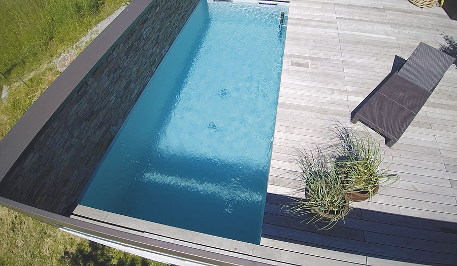 Ein Pool im Garten
