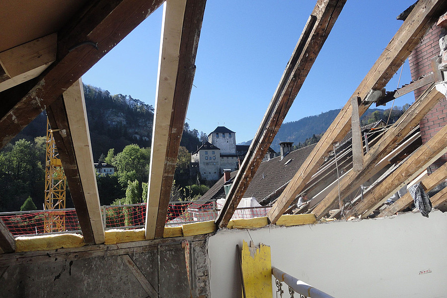 Blick durch das abgedeckte Dach