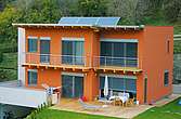 Ein Haus mit Solaranlage am Dach