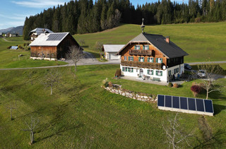 Das Bauernhaus der Familie Steiner am Sonnenhang mit Stadel und Solarkollektoren