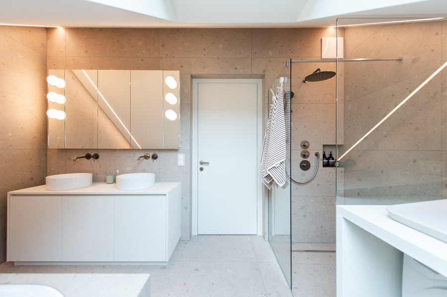 Komplettbad mit eingebauter Badewanne, Waschtisch und Dusche