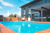 Ein Wohnhaus mit Pool und Solarthermie-Fassadenkollektoren