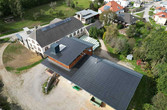 Flugaufnahme des Viktorhofes mit allen Solarthermie- und PV-Dachflächen  