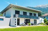 Ein Haus mit Solaranlage am Balkongeländer