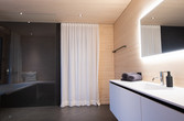 Badezimmer mit beleuchtetem Spiegel
