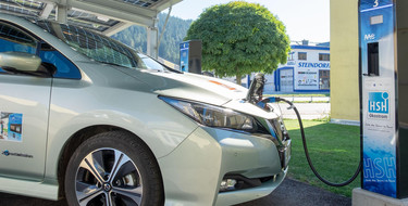 Elektroauto an einer Ladesäule 
