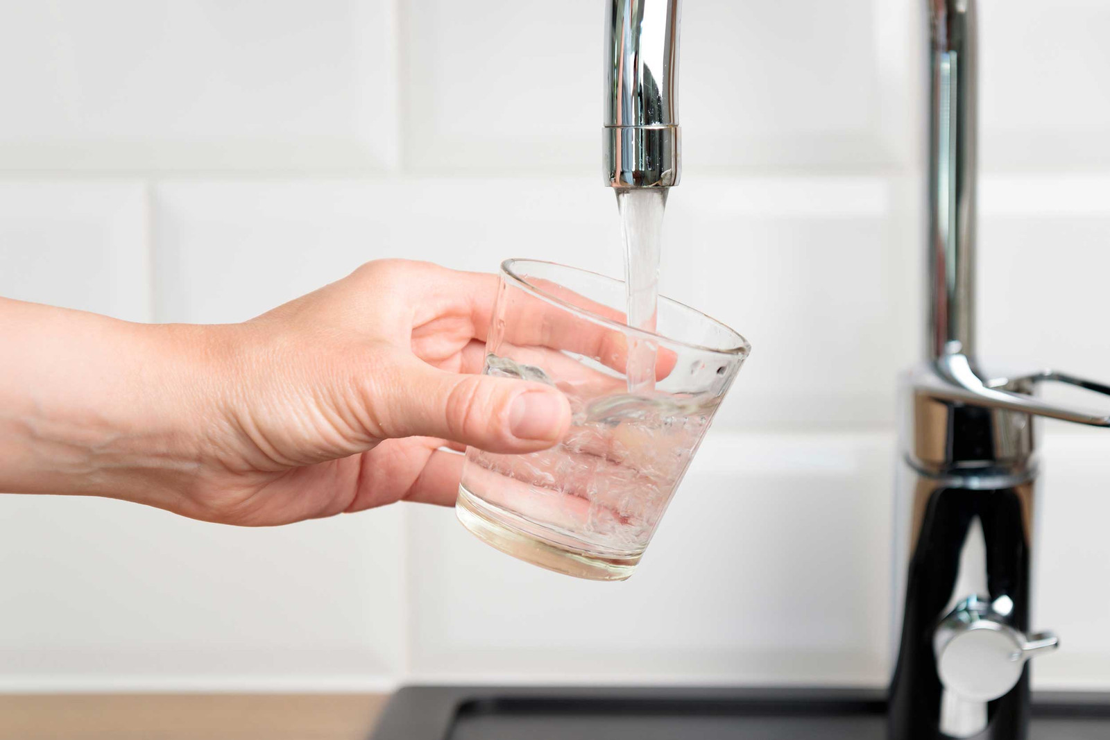 Hygienisch reines Warmwasser fließt aus der Badezimmerarmatur