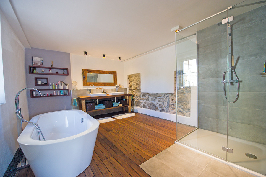 Bad mit freistehender Badewanne und bodenebener Dusche