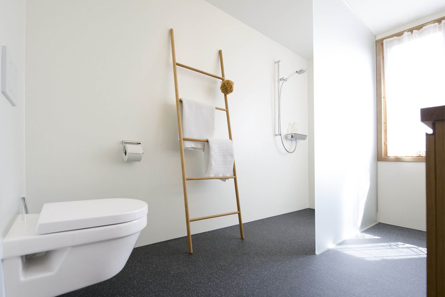 Toilette und Dusche im fugenlosen Bad