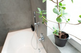 Badewanne mit metallic Armatur