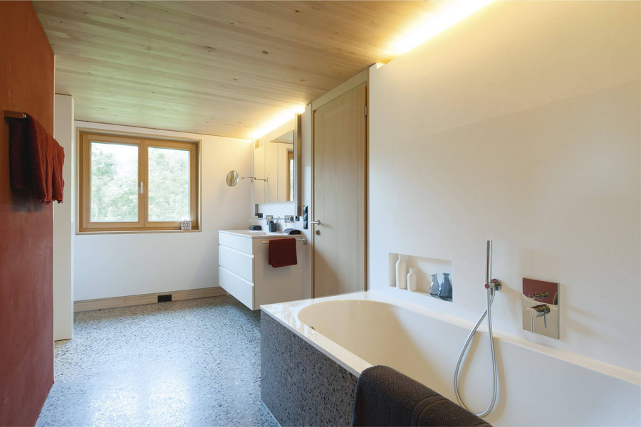 Badezimmer mit Corian und Beton und Badewanne