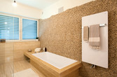 Badezimmer mit Naturstein-Wand