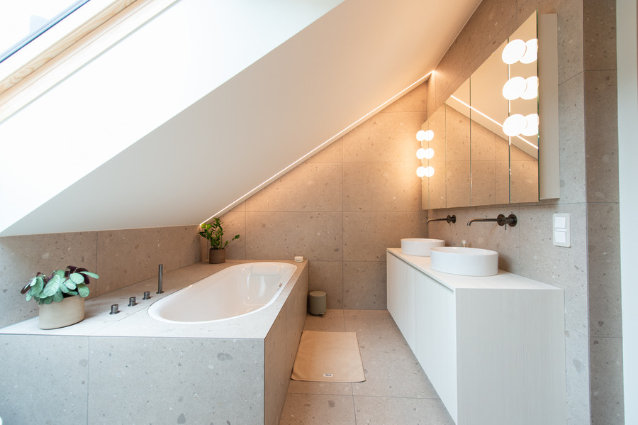 Komplettbad mit eingebauter Badewanne, Waschtisch und Dusche