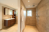 Bad mit bodenebener Dusche