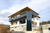 Ein Wohnhaus mit ausgefallener Architektur und Solarthermie an der Fassade