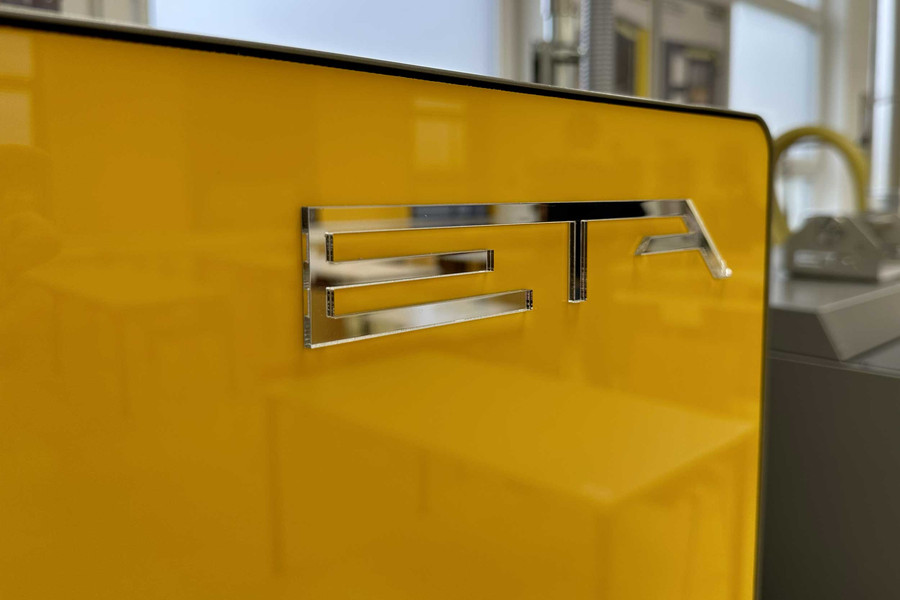 Das ETA Logo auf dem Heizkessel