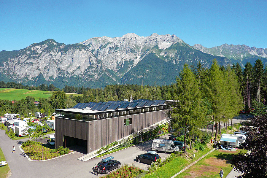 Solaranlage auf dem Dach eines Gewerbegebäudes