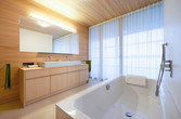 Bad mit Badewanne und Holzmöbeln