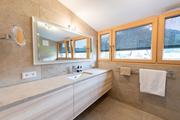 Badezimmer mit komfortablem Doppelwaschplatz, Fink Martin Installationstechnik GmbH, Bezau