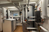 Technikraum mit Hybridwärmepumpe, Schichtpufferspeicher und Frischwassermodul