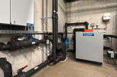 Technikraum mit VIESSMANN-Grundwasserwärmepumpe, Grundwasserleitungen und Steuerungskästen
