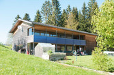 Einfamilienhaus mit SST Fassaden-Balkonkollektor für Solarthermie, Referenzprojekt eines HSH-Installatörs