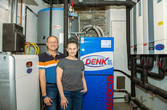 Andreas und Bettina Redl im Technikraum mit der Pelletheizung von SOLARFOCUS