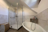 Dusche und Badewanne auf engem Raum