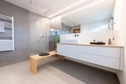 modernes Bad mit begehbarer Dusche, Fink Martin Installationstechnik GmbH, Bezau