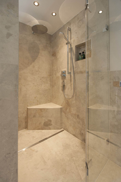 Bodenebene Dusche mit Sitzbank 