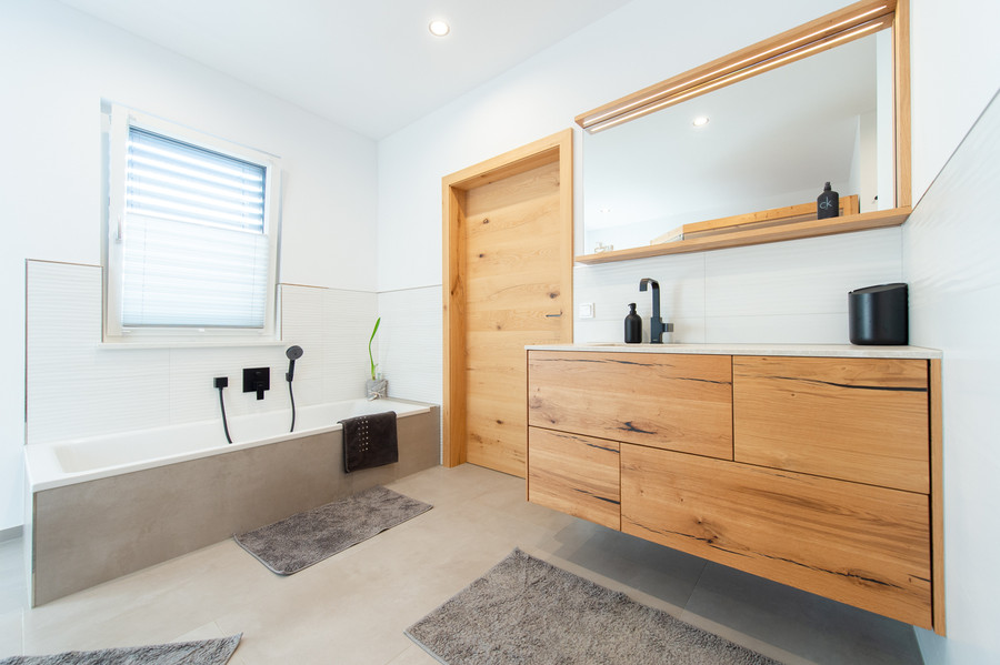 Komplettbad mit Doppelwaschtisch aus Holz und eingebauter Badewanne