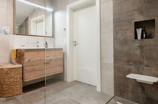 Ein barrierefreies Bad mit Klappsitz in der bodengleichen Dusche 