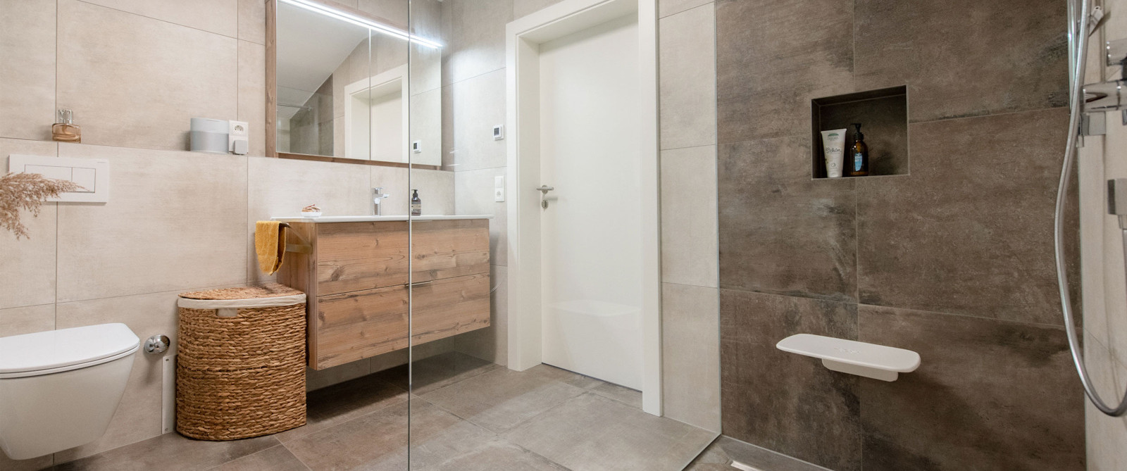 Ein barrierefreies Bad mit Klappsitz in der bodengleichen Dusche 