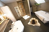 Bad mit freistehender Badewanne