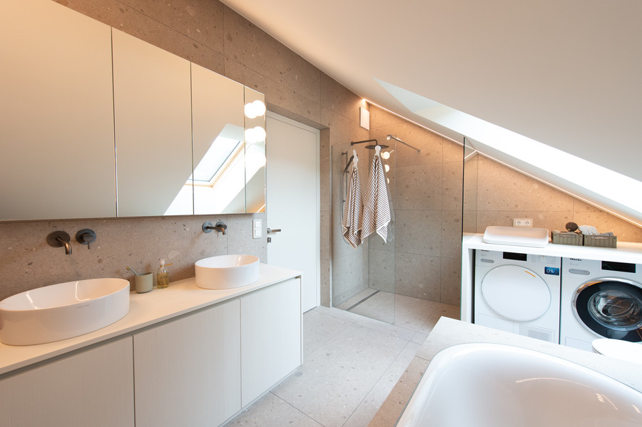 Komplettbad mit eingebauter Badewanne, Waschtisch und Dusche