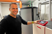 Hausherr Wolfgang Stauder mit dem neuen Wärmepumpengerät