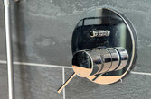 Badezimmerdetail: Einhebelmischer der Badewanne
