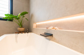 Badewanne mit indirekter Beleuchtung