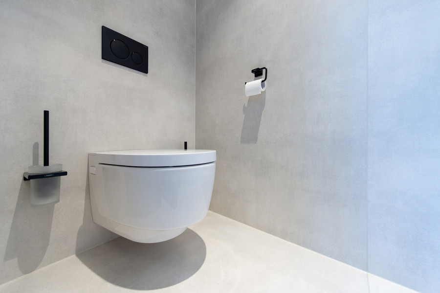 elegantes Dusch-WC wandhängend mit schwarzer Druckspülplatte