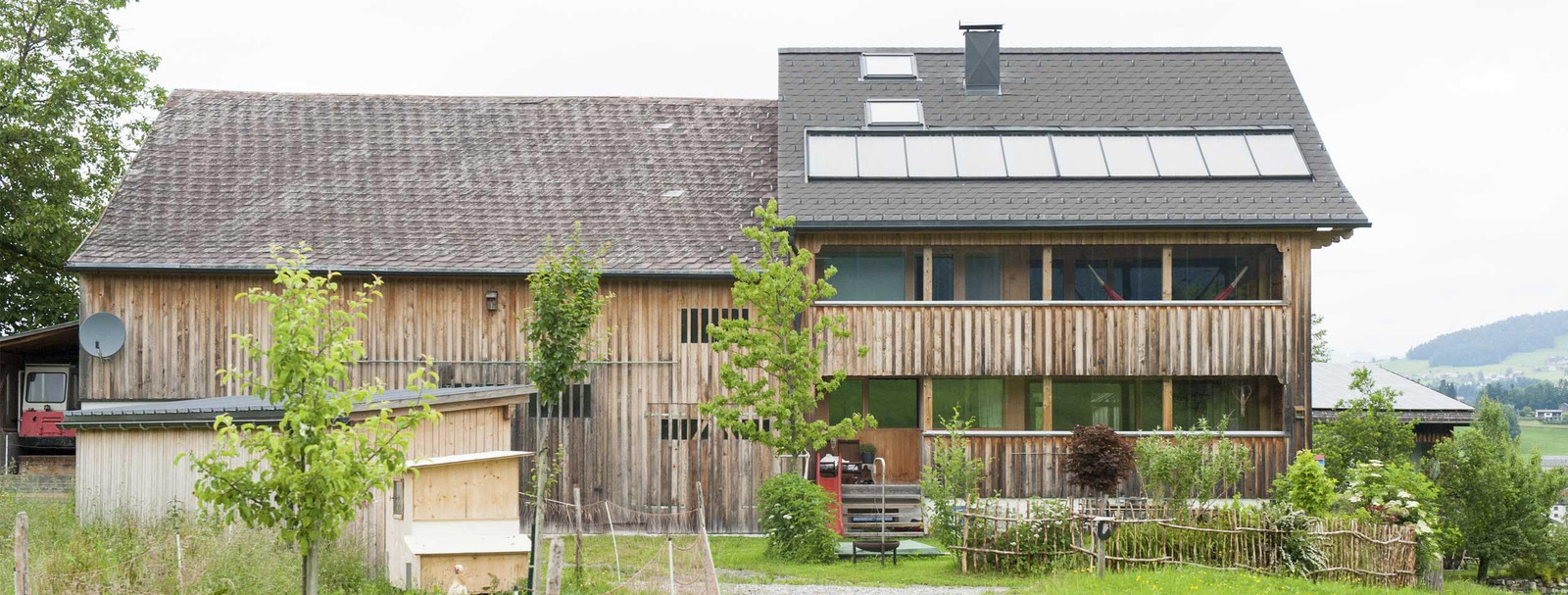 Ein Wohnhaus mit reichlich Holz: Der Umstieg von fossilen Heizungen auf Holzheizungen wird mit großzügigen Förderungen unterstützt.