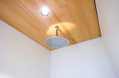 Dusche mit Decke aus Holz