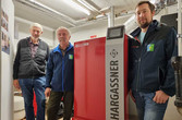 Drei Männer und die neue Hackgutheizung im Technikraum