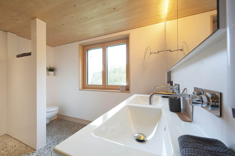Waschtisch mit Armaturen im Badezimmer