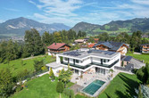 Einfamilienhaus mit PV-Anlage und Wärmepumpe zum Heizen und Kühlen