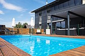 Poolheizung an der Fassade eines Hauses